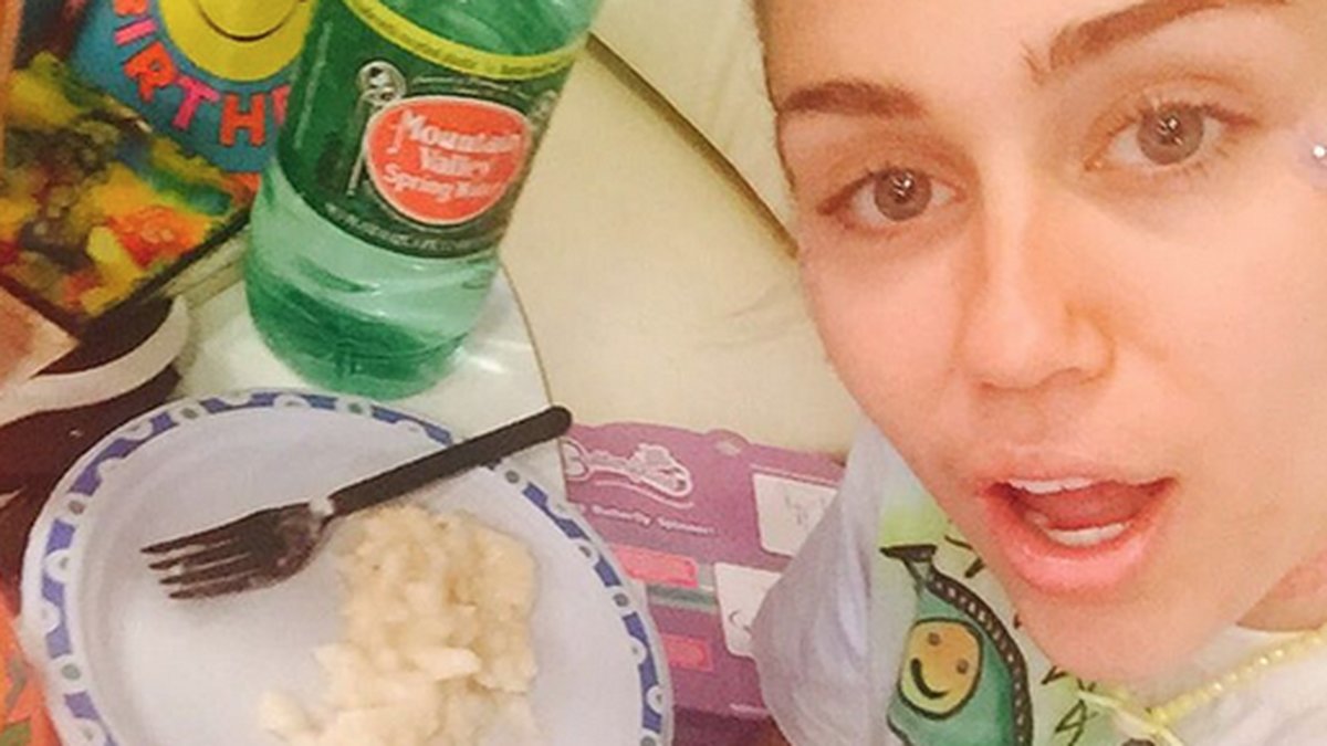Miley äter något obeskrivligt. 
