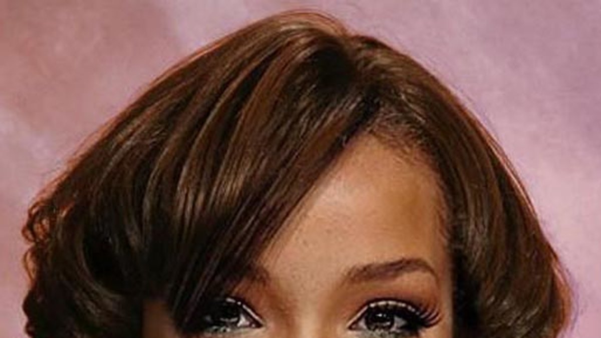 Rihanna i lila läppstift, omodern kavaj och frisyren som gud glömde? 