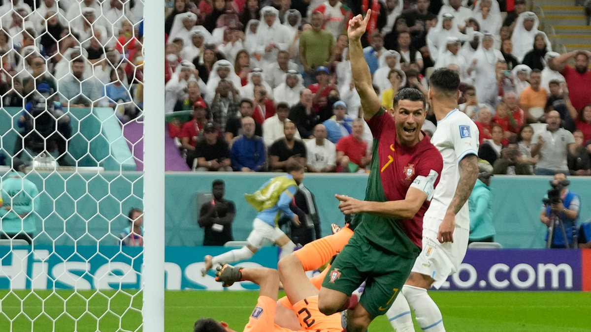 Portugals Cristiano Ronaldo firar segermålet mot Uruguay, men var han på bollen? Kort senare tillskrevs målet Bruno Fernandes.