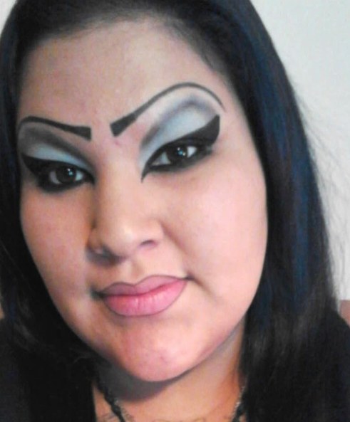 Ändå ambitiöst lagd makeup. Ändå ambitiöst lagd makeup.