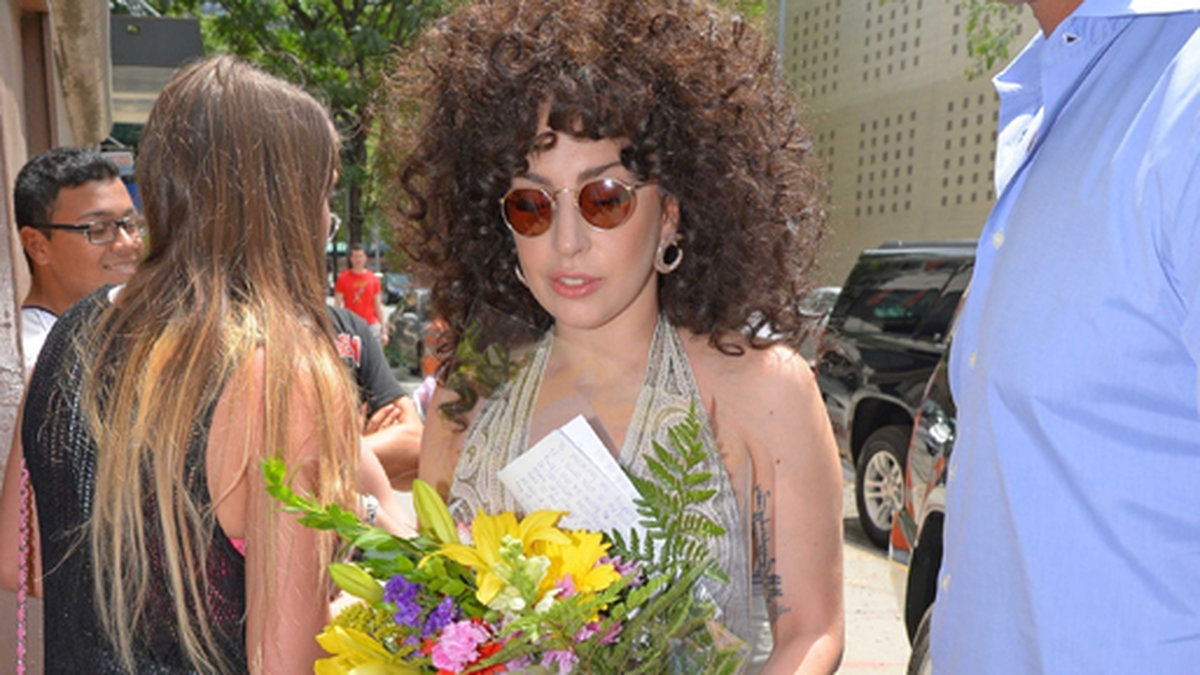 Lady Gaga kör krulligt hår. 