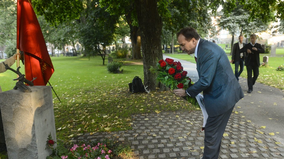 På tisdagen la Socialdemokraternas partiledare Stefan Löfven blommor på Anna Lindhs grav.