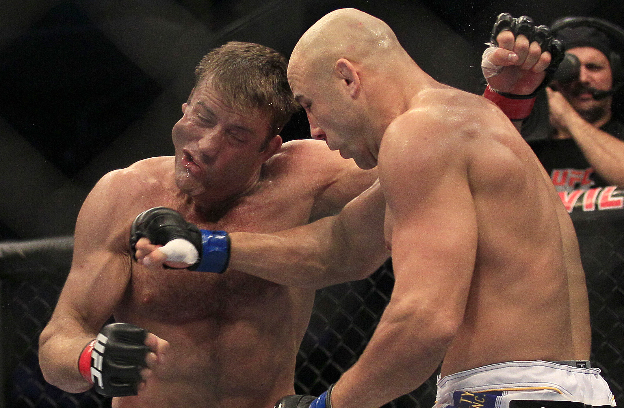 Kyle Kingsbury landar en träff på Stephan Bonnar. Kyle Kingsbury landar en träff på Stephan Bonnar.