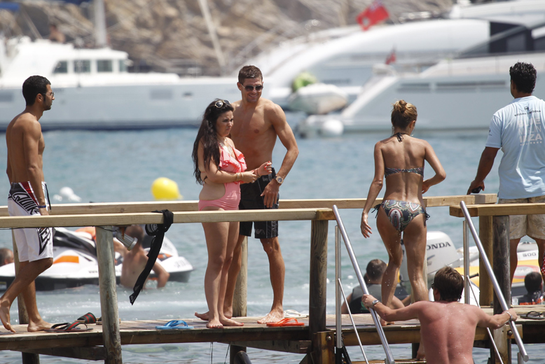 Vill de träffa Steven Gerrard med famij och vänner hade de varit tvugna att ta båten in till Ibiza igen. 