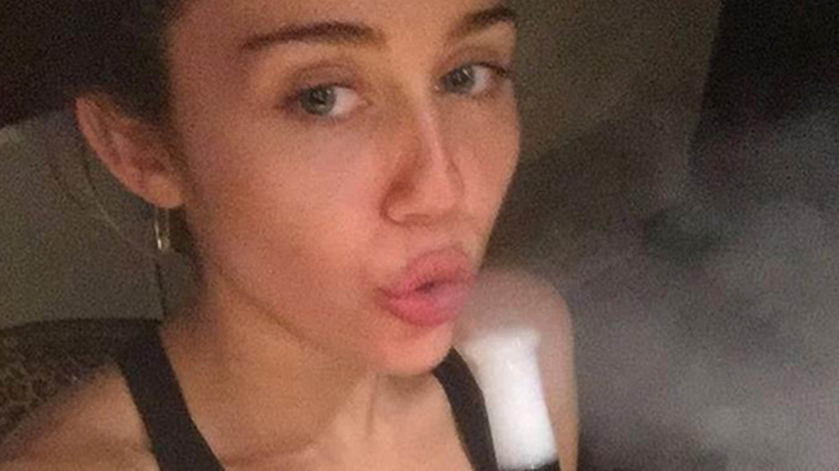 Miley Cyrus röker en fet bong till dessert, skriver hon själv.