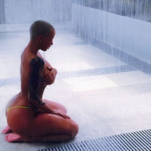 Amber Rose poserar i en minimal string och ser hetare ut än någonsin! Amber Rose poserar i en minimal string och ser hetare ut än någonsin!
