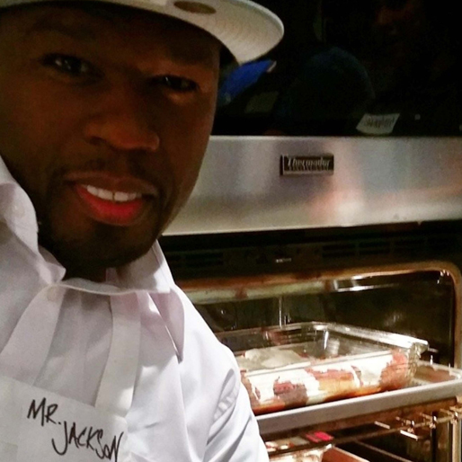 50 Cent lagar mat i köket. 50 Cent lagar mat i köket.