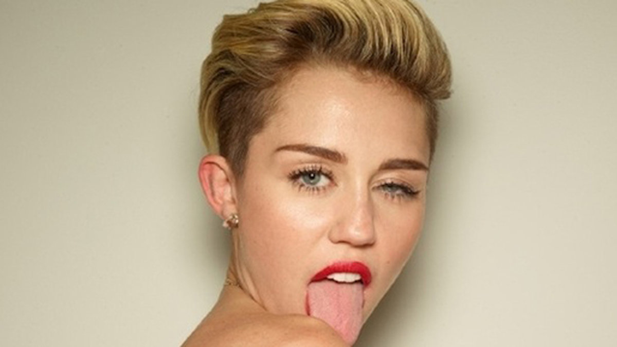 Miley med sin vanliga pose. 