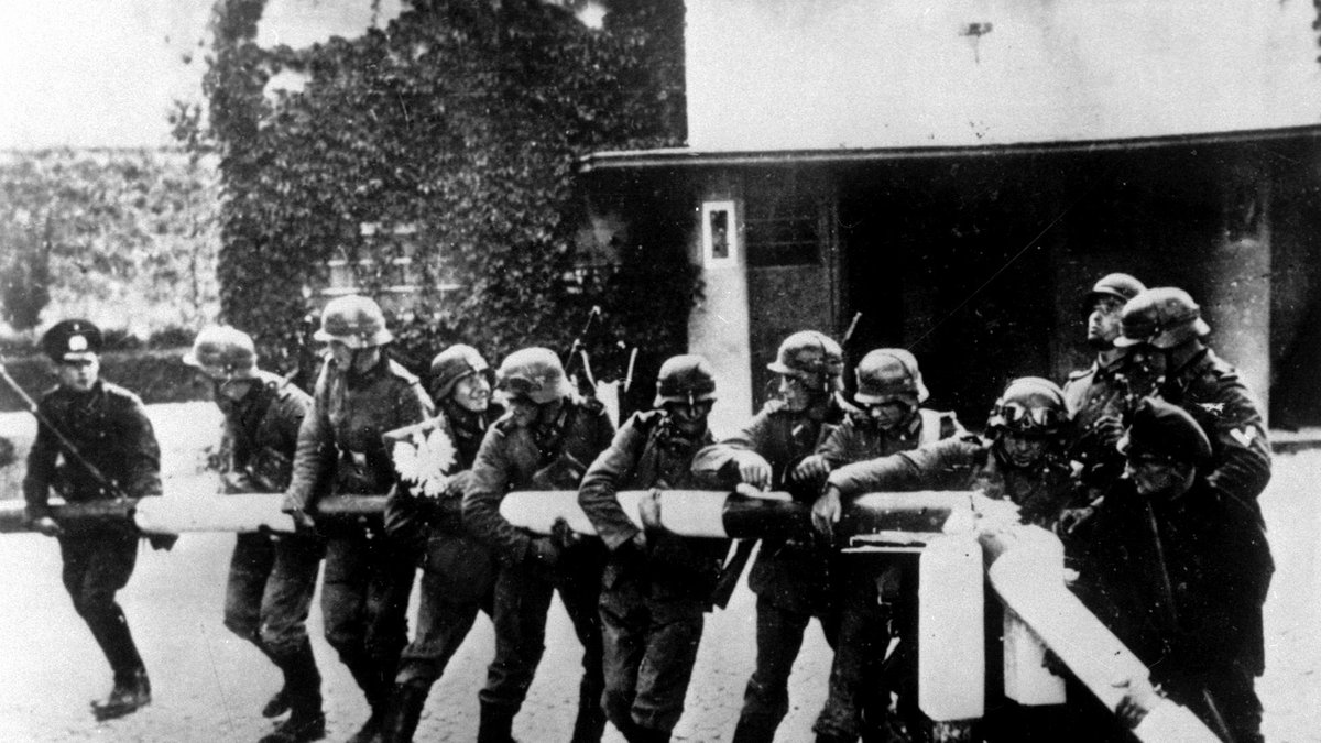 Tyska soldater river ner en bom i Polen år 1939. 