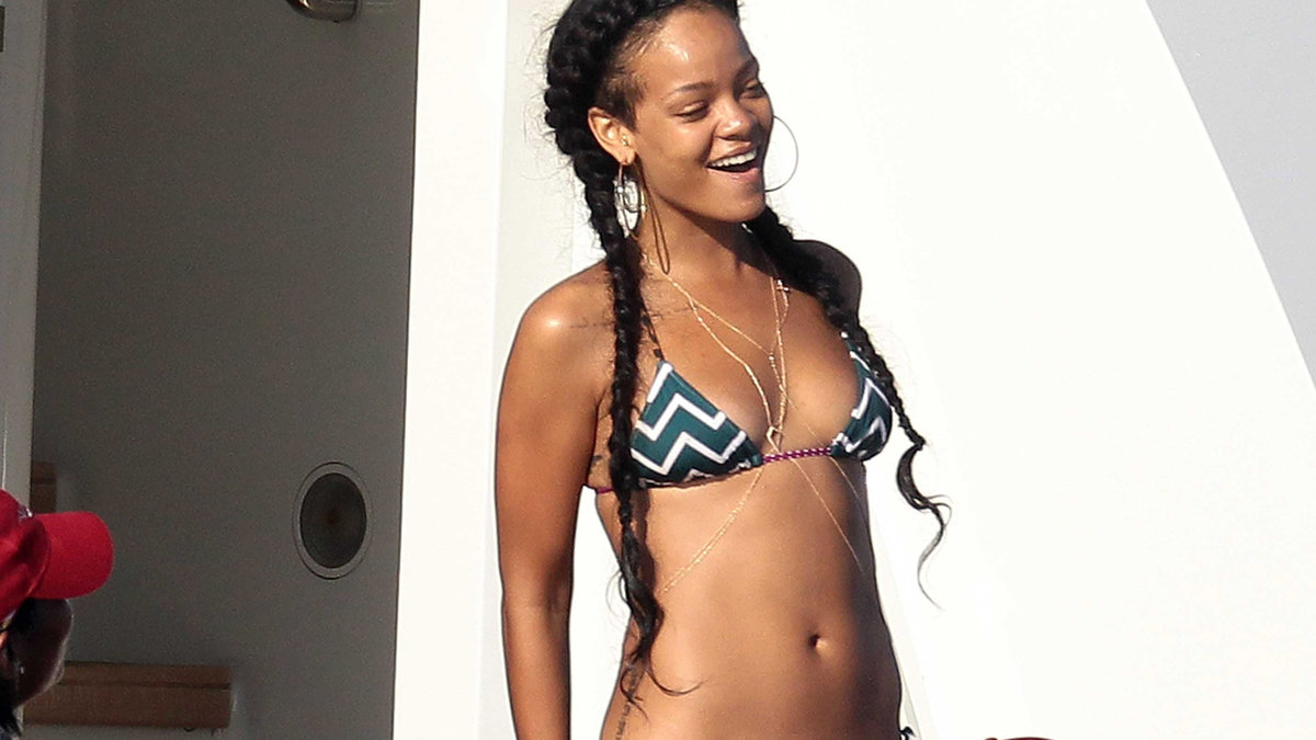 Rihanna visar upp sin stekheta kropp i en bikini från Charlie by Matthew Zink.
