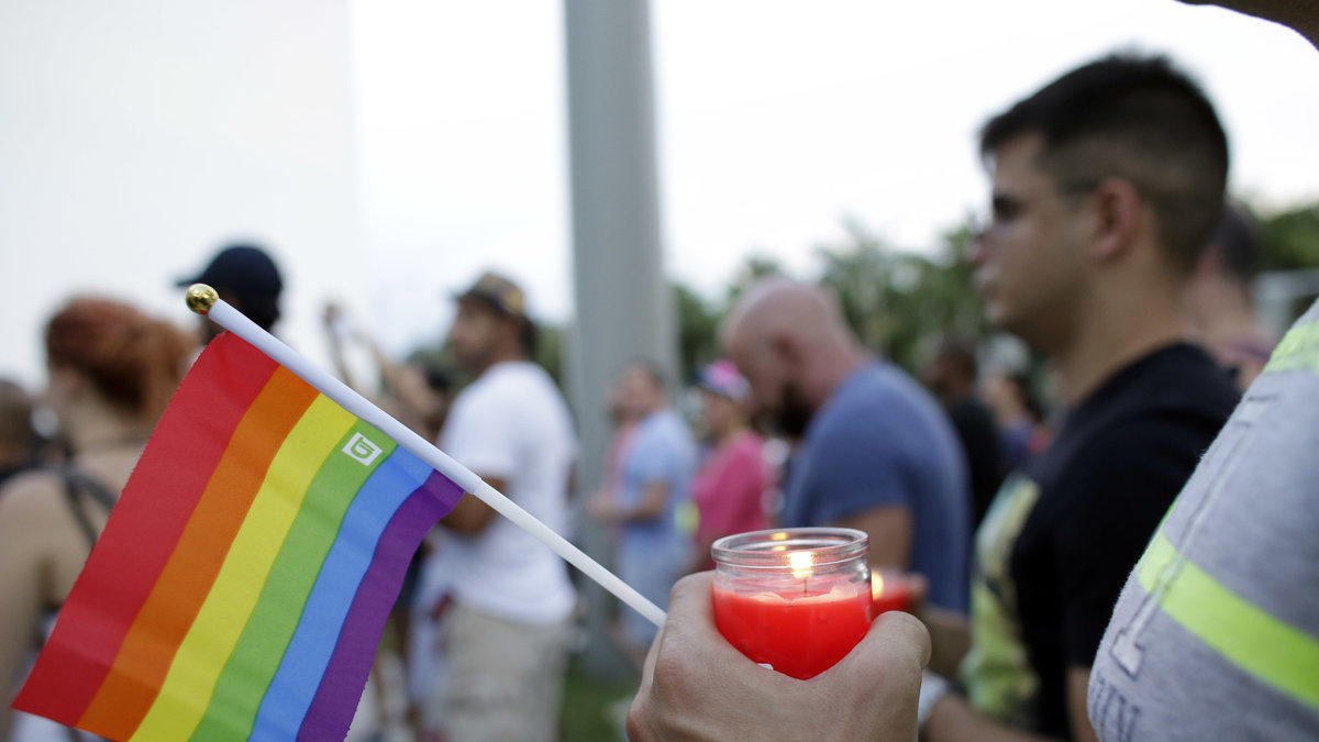 Sörjande personer som hedrar offren i Orlando.