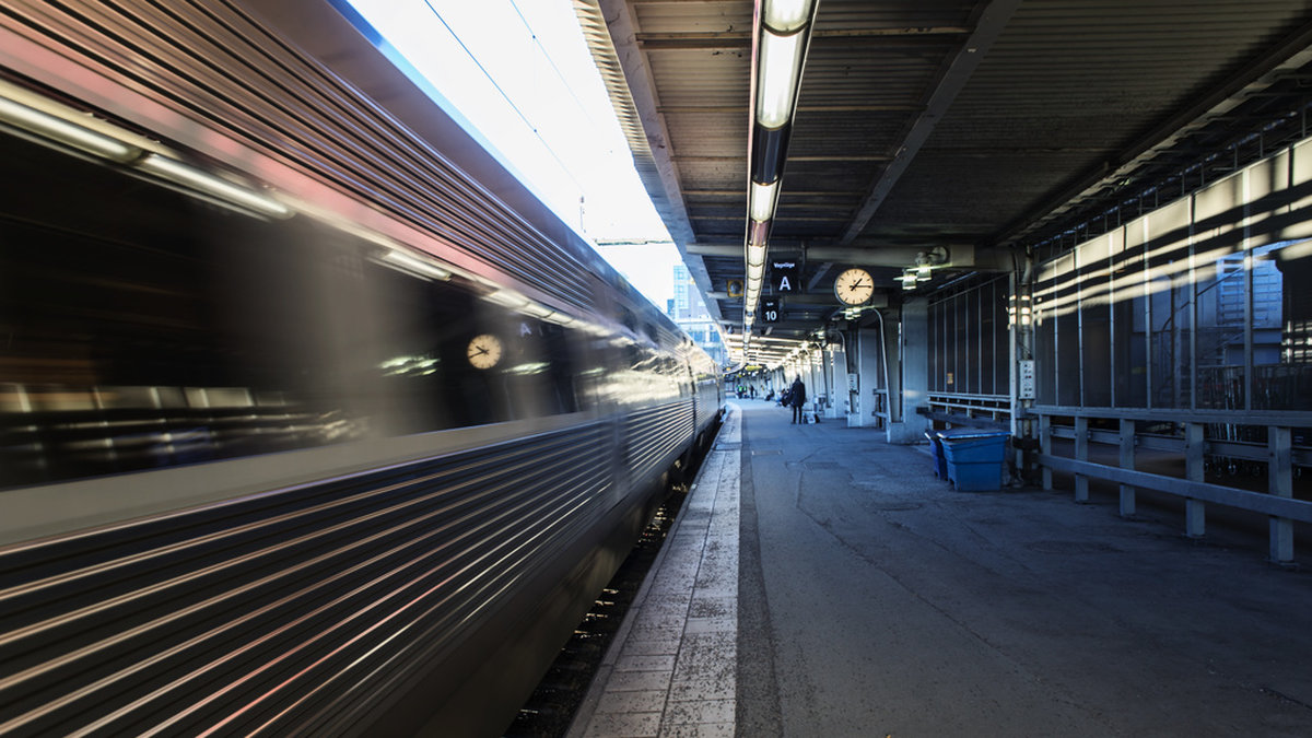 Omkring hälften av tågavgångarna i Stockholm ställs in eftersom många på trafikledningen är sjuka. Arkivbild.