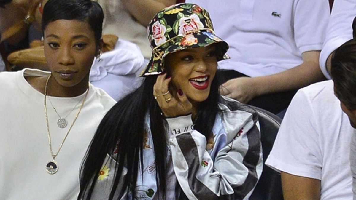 Rihanna kollar på basket med sin väninna Melissa Forde. 