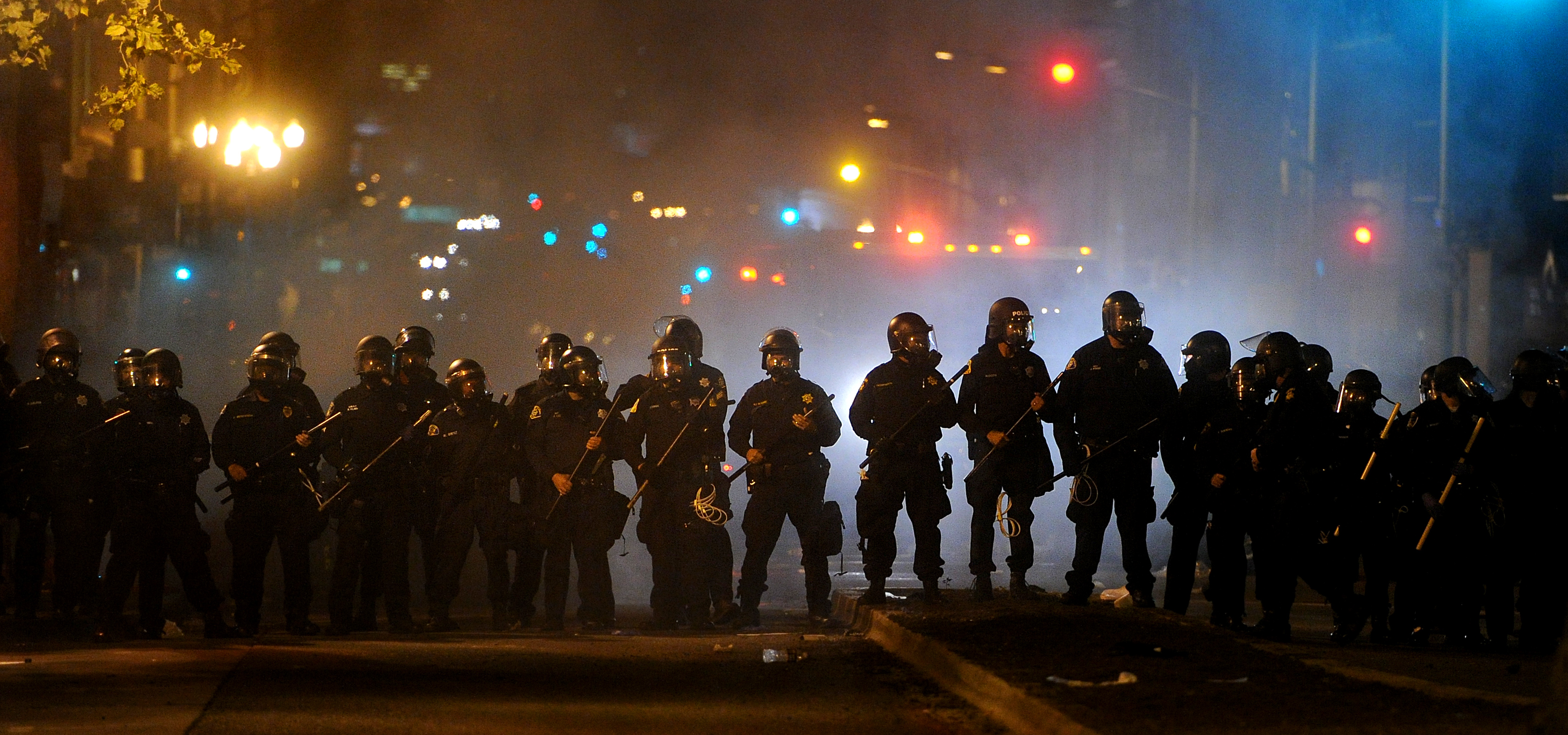 Polisen slog till hårt mot demonstrationen framåt kvällen med bland annat tårgas och flashgranater.