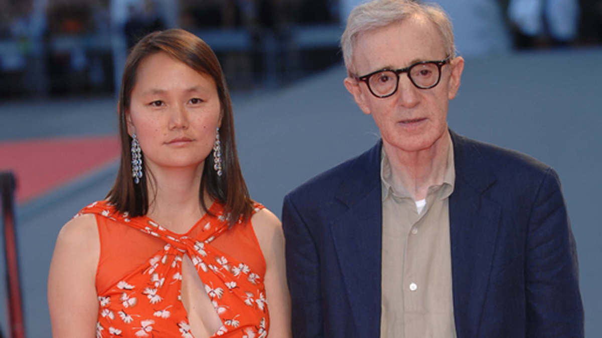 Regissören Woody Allen och hans flickvän Mia Farrow gick skilda vägar 1992. Detta efter att Woody Allen, då 56 år gammal, hade inlett ett förhållande med Mia Farrows adoptivdotter Soon-Yi Previn, då 19 år.