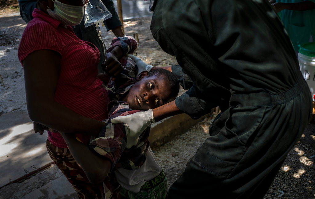 Kolerautbrottet i Haiti drabbar i hög utsträckning unga personer och barn. Här anländer en ung person med symptom till en inrättning som drivs av Läkare utan gränser i Port-au-Prince, den 27 oktober.