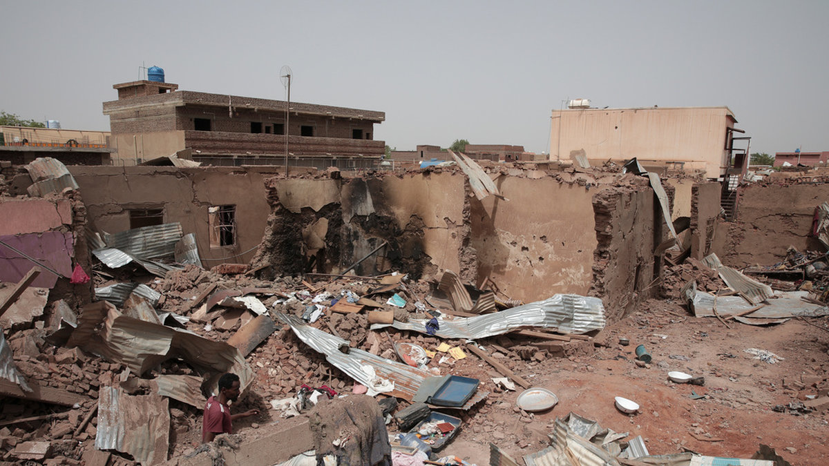 Ett hus har jämnats till marken efter strider i Sudans huvudstad Khartum.