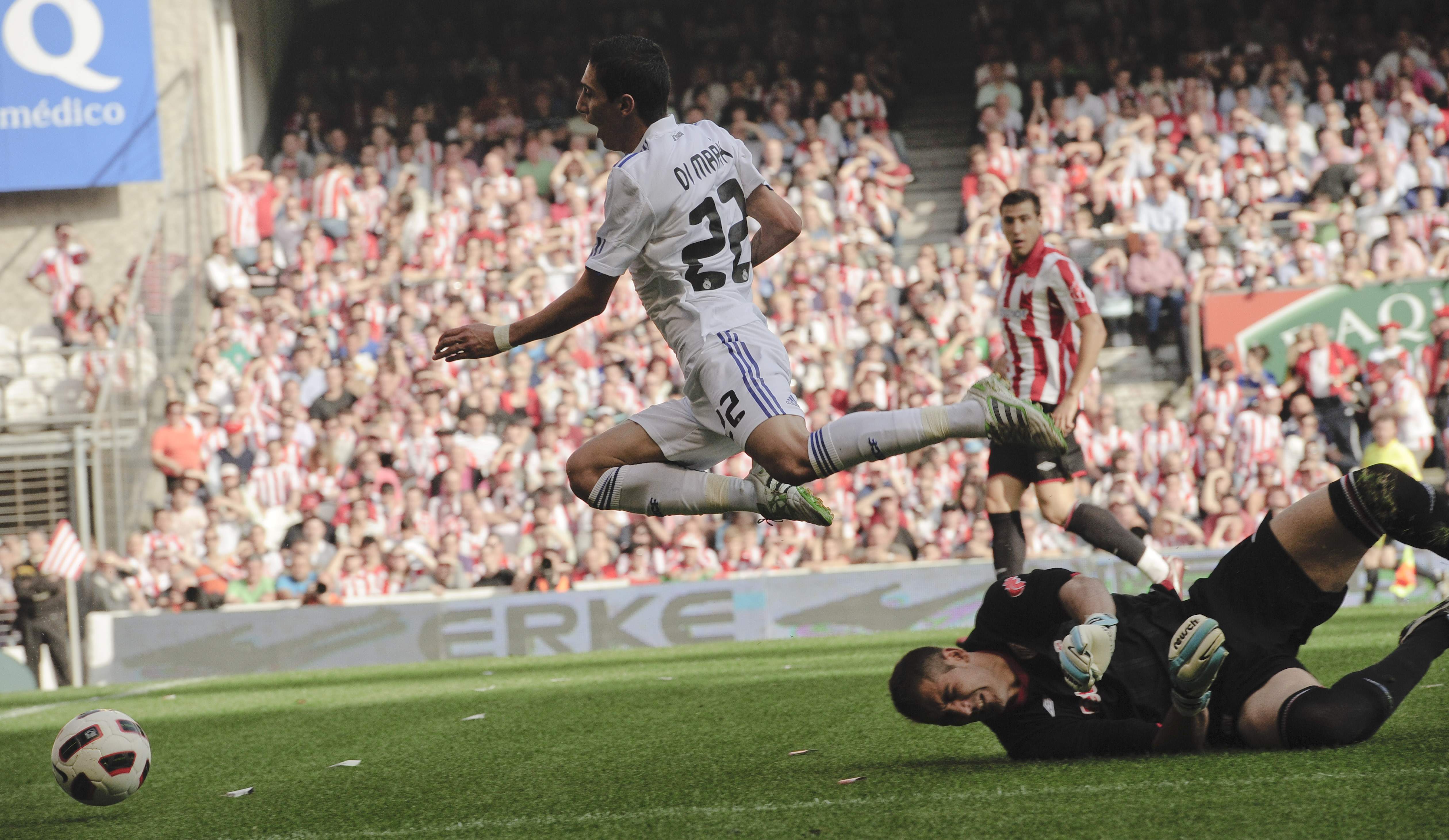 Angel di Maria orskade två straffar för sitt Real Madrid.