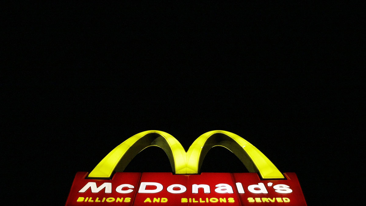 McDonalds i Kina lägger till två korvar på burgaren.
