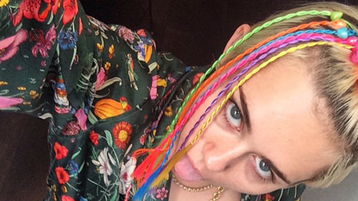 Miley Cyrus har skaffat små flätor i håret. 
