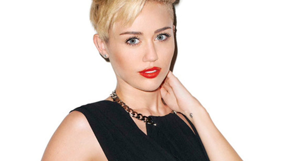 Något som har blivit populärt är drömfångare. Här poserar Miley Cyrus i magasinet Harpers Bazaar, och visar sin drömfångartatuering. 