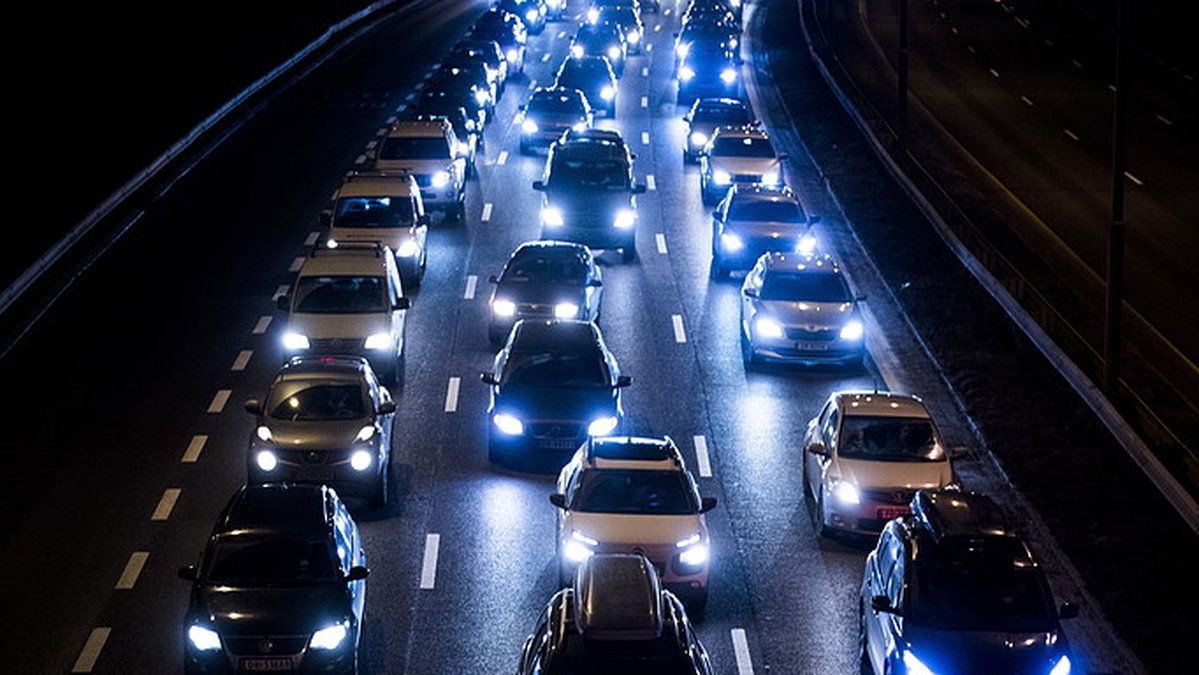 Även i Sverige har det blivit ett större problem att folk använder telefoner i trafiken.