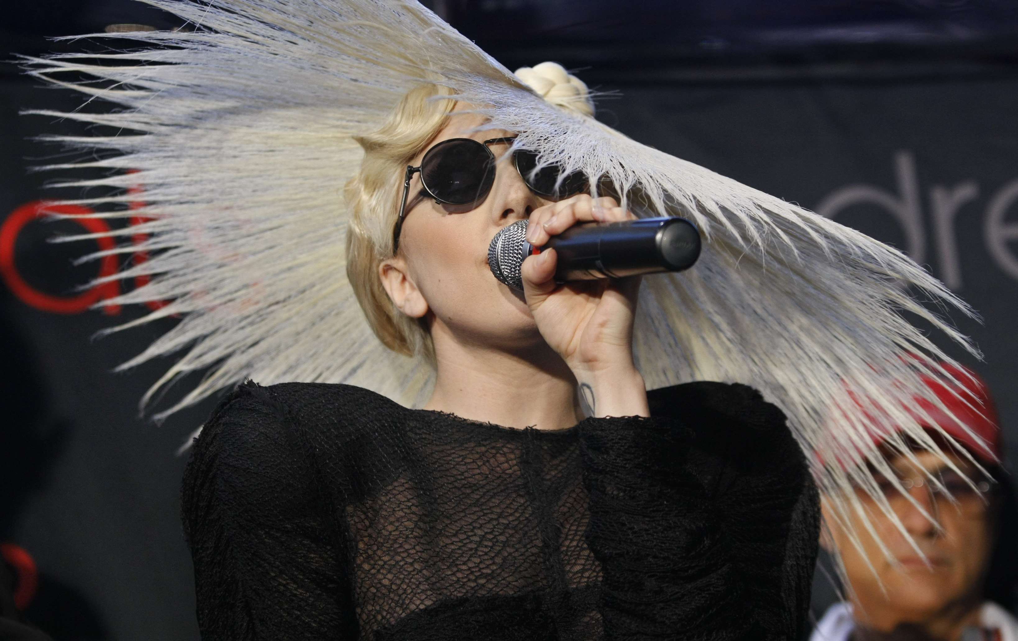 Lady GaGa sjunger.