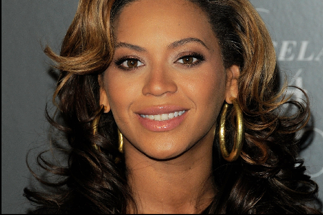 Halvårsgamla Blue Ivy kan vara nöjd, hon får nämligen smaka på världens sexigaste mamma Beyoncé Knowles. Halvårsgamla Blue Ivy kan vara nöjd, hon får nämligen smaka på världens sexigaste mamma Beyoncé Knowles.