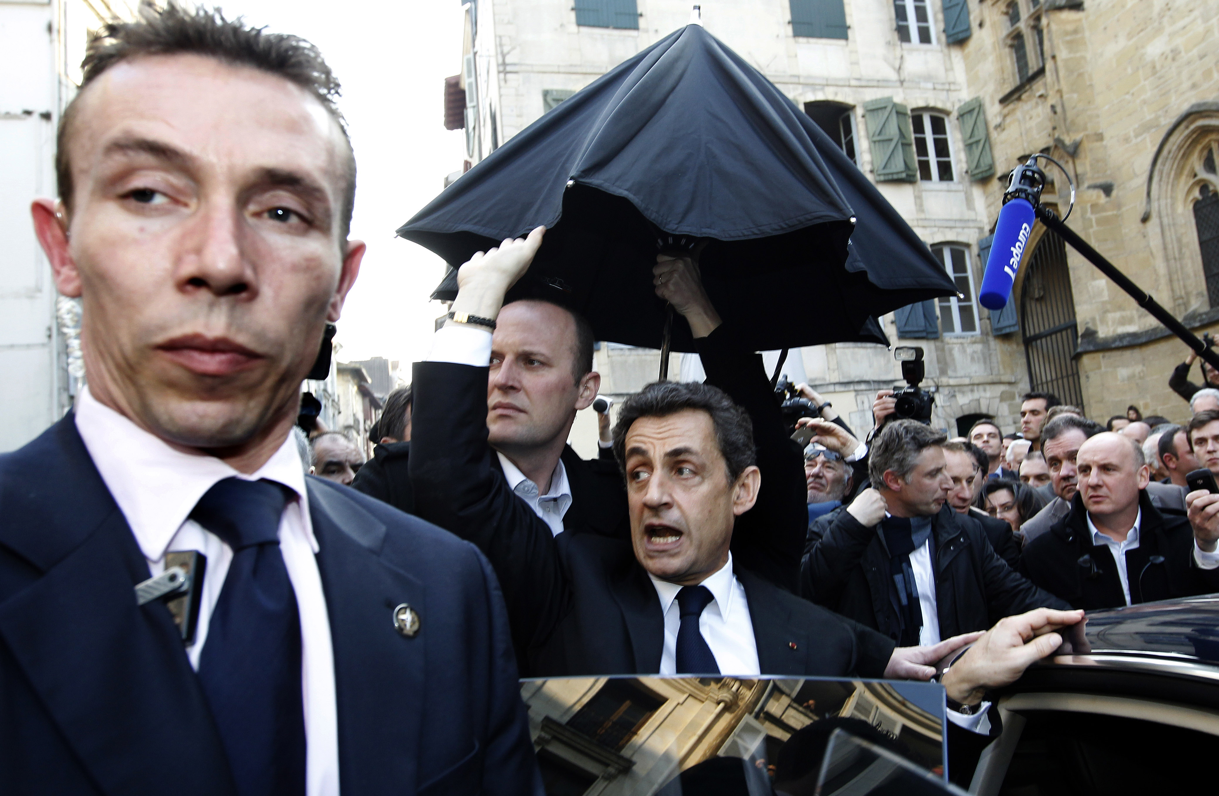 Till sist var Sarkozy tvungen att fly in på en bar tillsammans med sina livvakter, i väntan på polisförstärkning.
