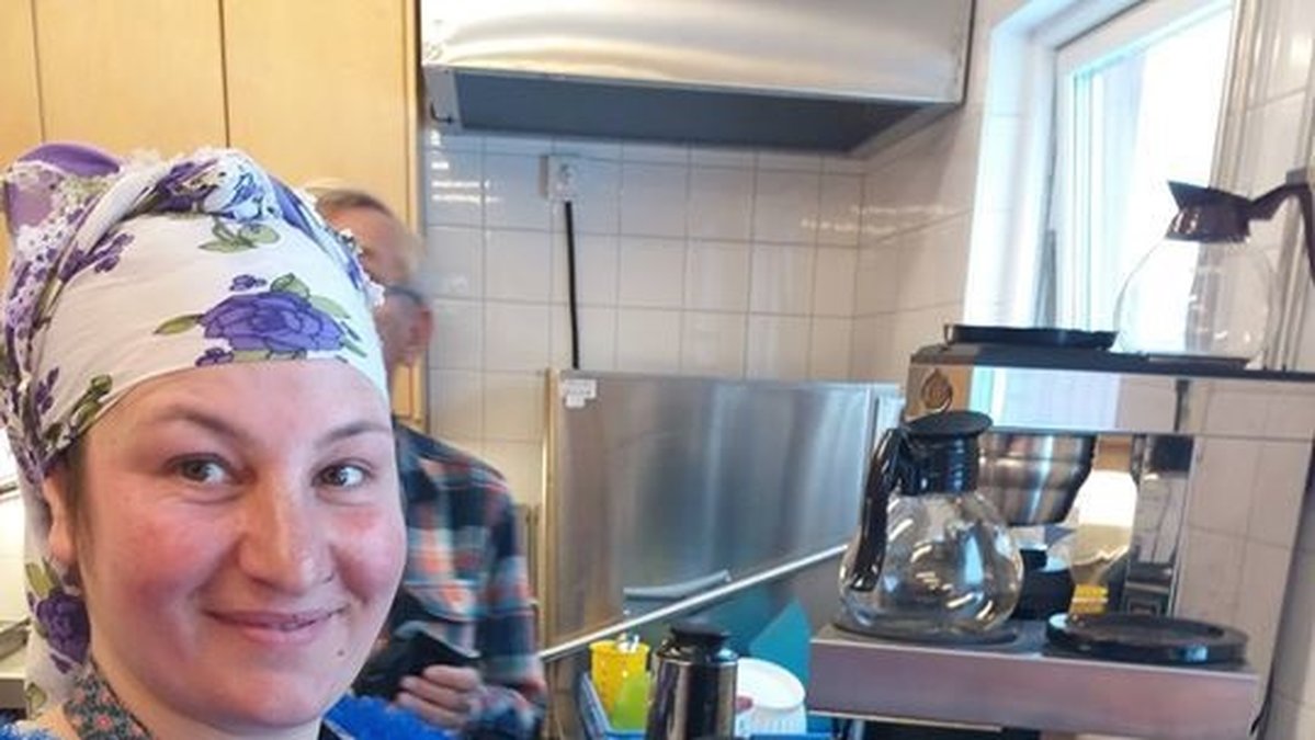 I projektet "Pofta Buna" som Frälsningsarmén driver i samarbete med Svenska kyrkan får kvinnor som försörjer sig genom tiggeri en möjlighet att validera sina kunskaper i matlagning, lära sig hantera ett kök och livsmedel och efter det själva bli kursledare för matlagningskursen som erbjuds för allmänheten. 

Rodica är 27 år gammal och har tre barn hemma i Rumänien. Hennes kusin Ramona är 26 och har också tre barn. De har bott i Sverige i ungefär tre år, från och till. De har försörjt sig genom att tigga pengar på gatan och sälja tidningar på tunnelbanan. Men på torsdagskvällar står de båda i ett stort kök i Frälsningsarméns lokaler på Södermalm och lagar mat tillsammans med svenska gäster. 

För Rodica handlar projektet om mer än matlagning. För henne är det ett sätt att få visa sin kompetens. Hon vill själv fortsätta arbeta inom restaurangbranschen och hoppas att projektet kan ge bra erfarenheter och nätverk som kan hjälpa henne att uppnå sitt mål. 