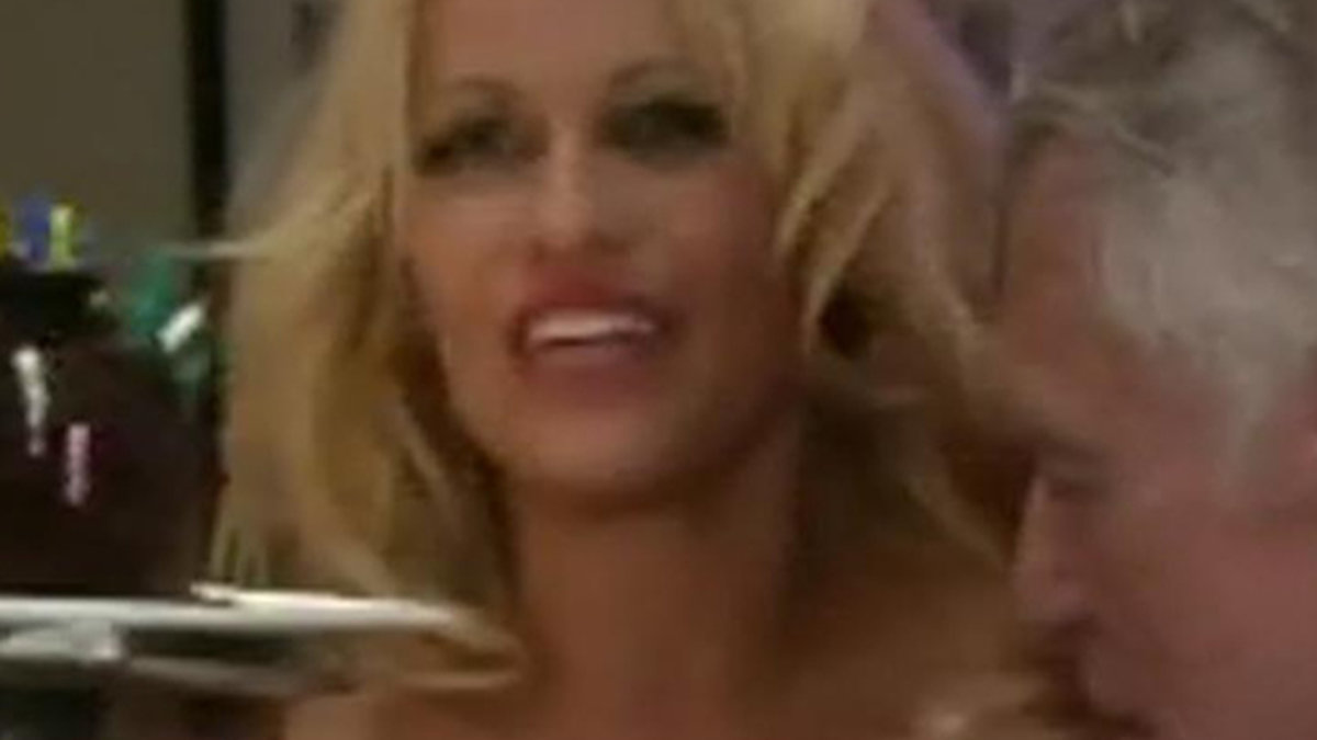 Pamela Anderson har tidigare kastat kläderna. Här ser vi henne med Hugh Hefner. 