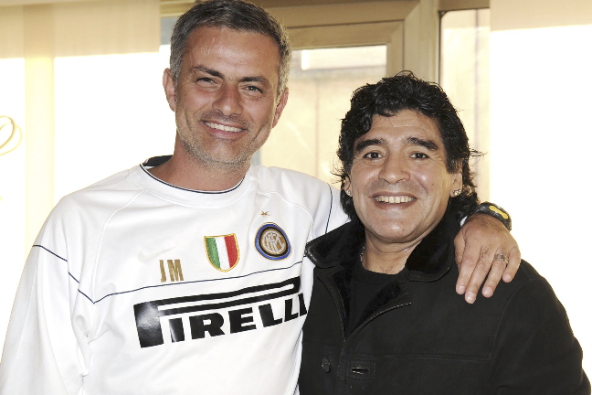 José Mourinho (t.v.) och sin beundrare, Diego Maradona (t.h.)