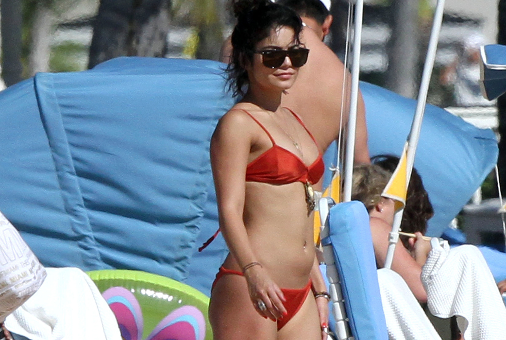 Vanessa Hudgens i röd bikini. Vanessa Hudgens i röd bikini.