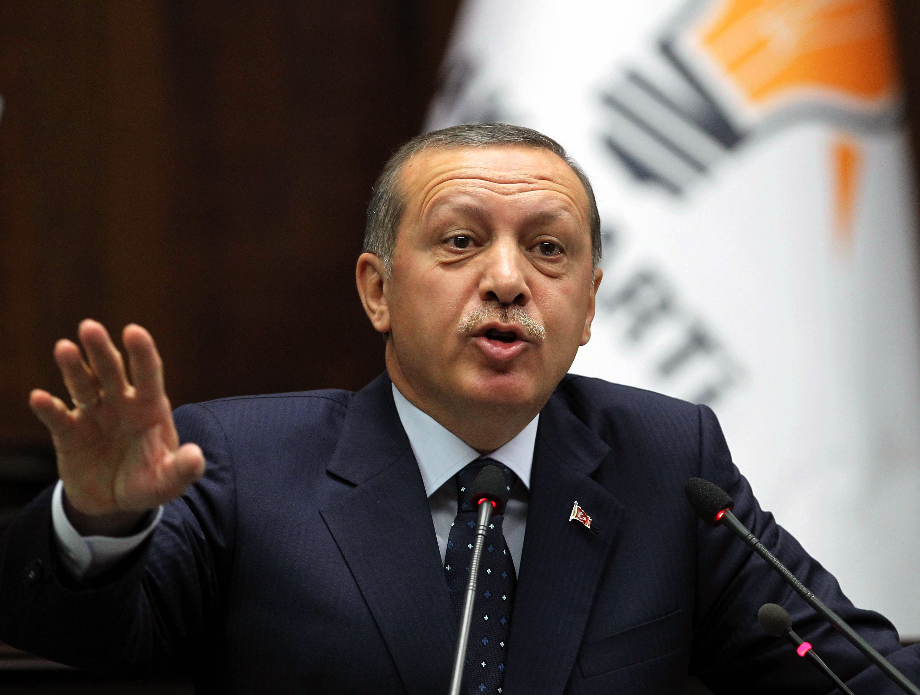 Erdogan uppmanade på måndagen turkisk media att inte rapportera om klagomålen på utebliven hjälpinsats. 