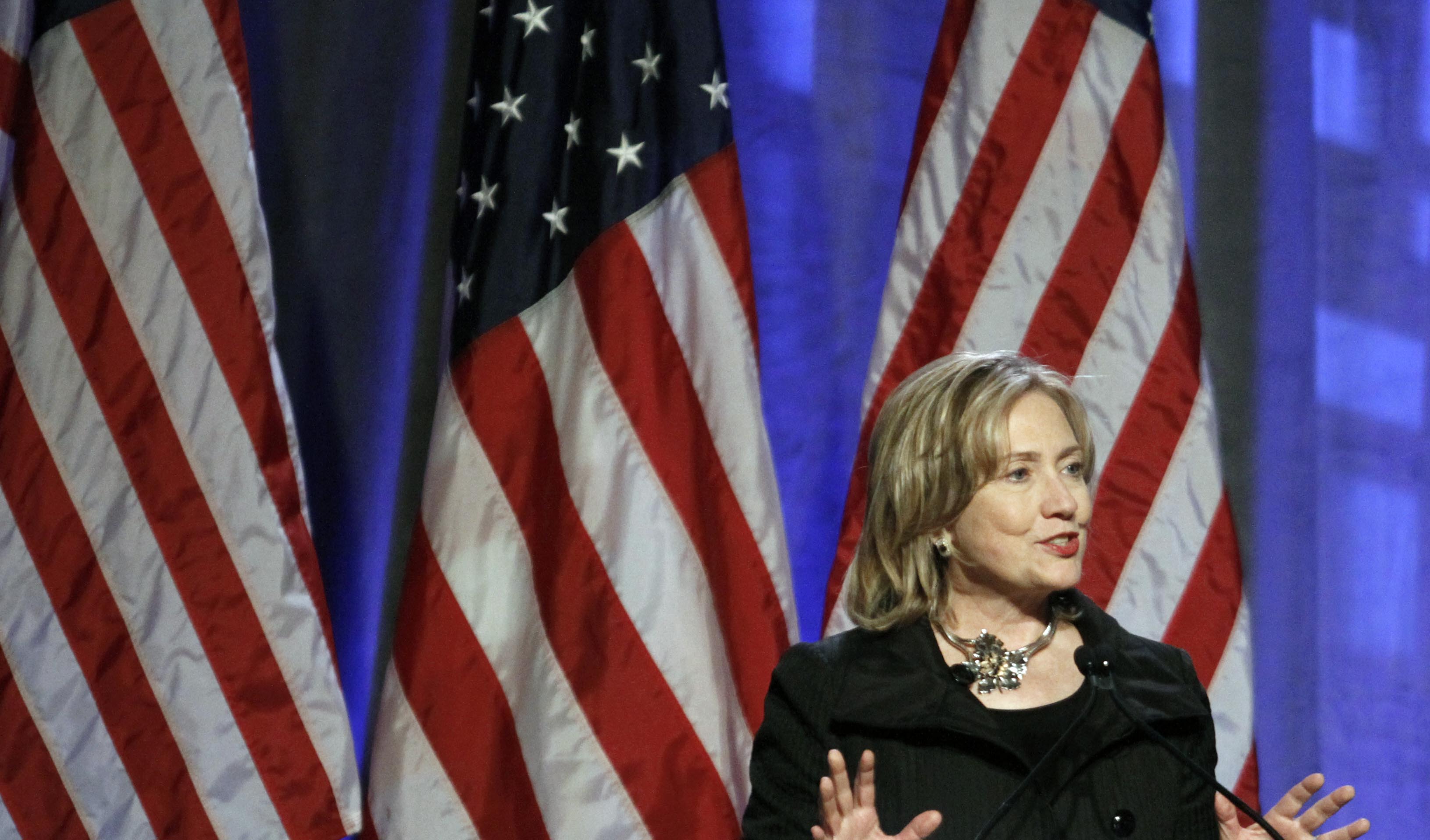Hillary Clinton manar till återhållsamhet och understryker att regimen är "stabil".