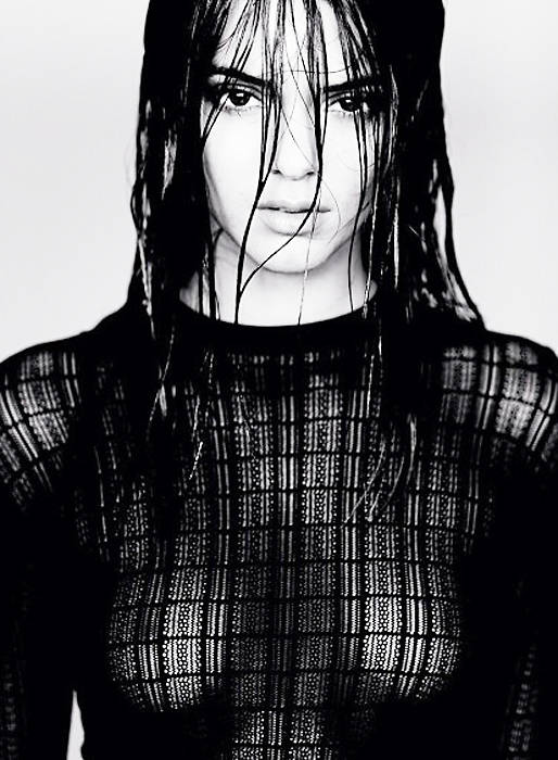 Även Kim Kardashians lillasyster Kendall Jenner kastade kläderna. Även Kim Kardashians lillasyster Kendall Jenner kastade kläderna.