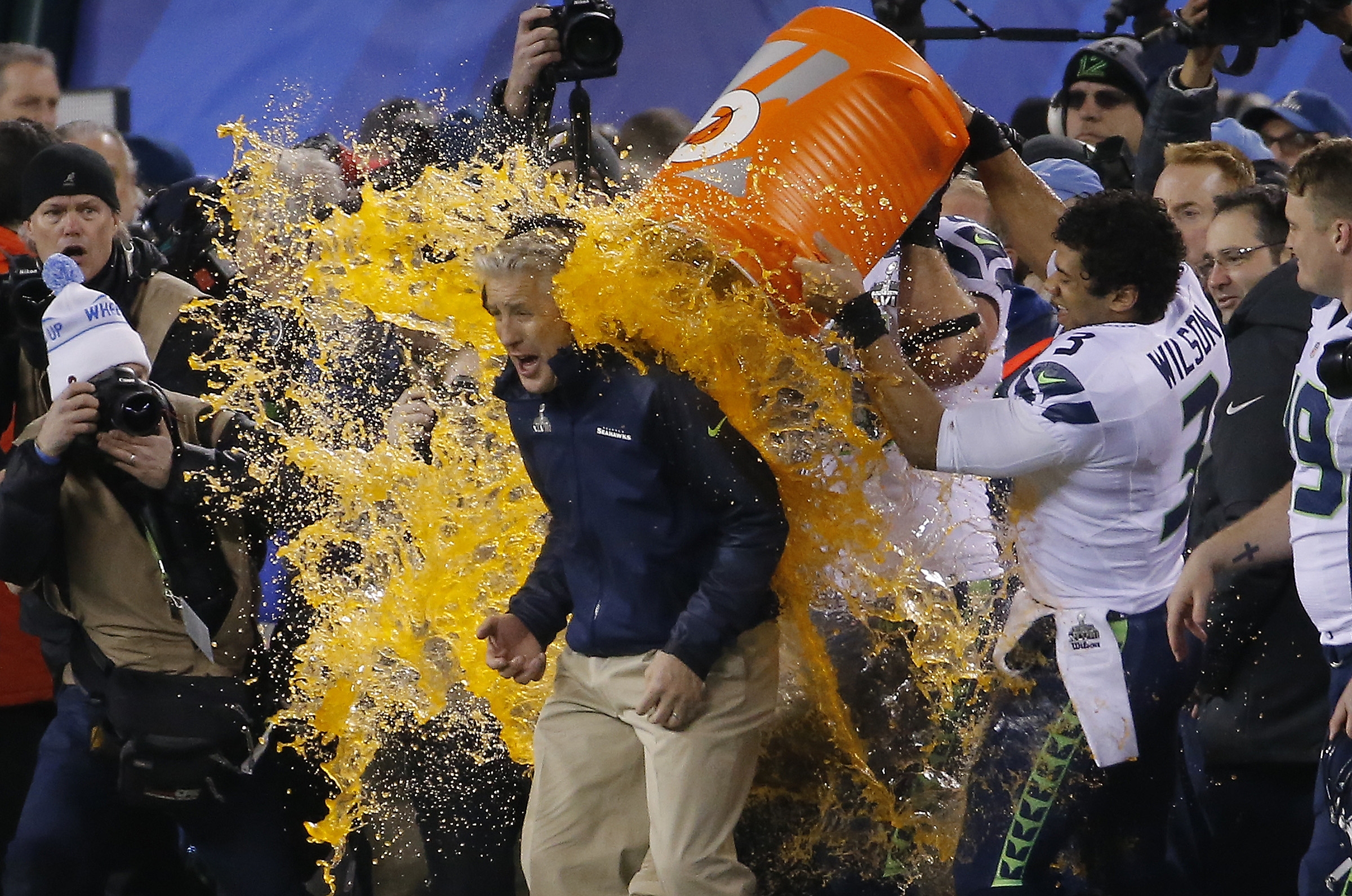 Segern i Super Bowl firades traditionsenligt med att hälla Gatorade över tränaren. Segern i Super Bowl firades traditionsenligt med att hälla Gatorade över tränaren.