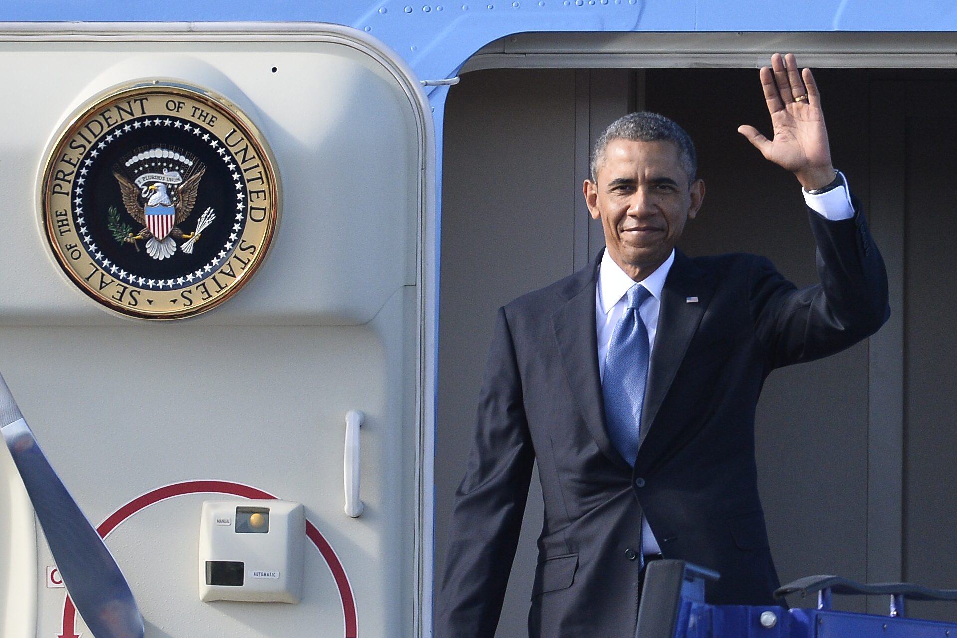Strax innan mötet vinkade Obama på Arlanda.