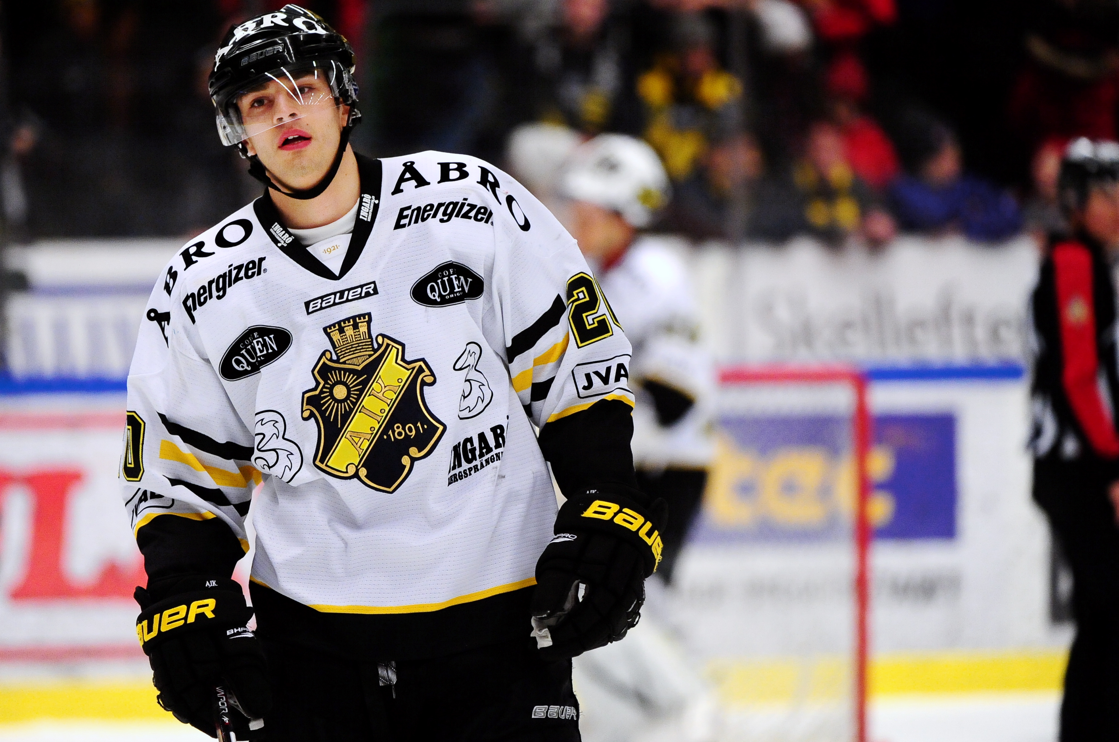 Till skillnad från forwarden Daniel Bång. Till skillnad från forwarden Daniel Bång.