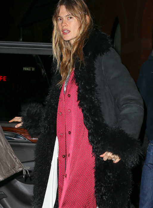 Behati Prinsloo lämnar sitt hotell i New York. Behati Prinsloo lämnar sitt hotell i New York.