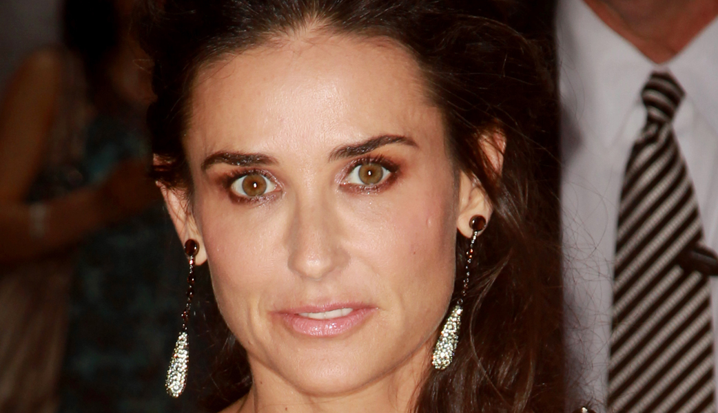 Den 24 januari 2012 rapporterar TMZ att Demi Moore läggs in på sjukhus. Den 24 januari 2012 rapporterar TMZ att Demi Moore läggs in på sjukhus.