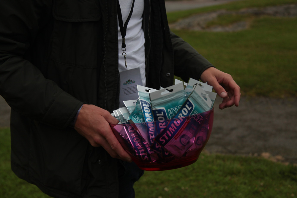 En skål med tuggummin kommer lastat. En skål med tuggummin kommer lastat.