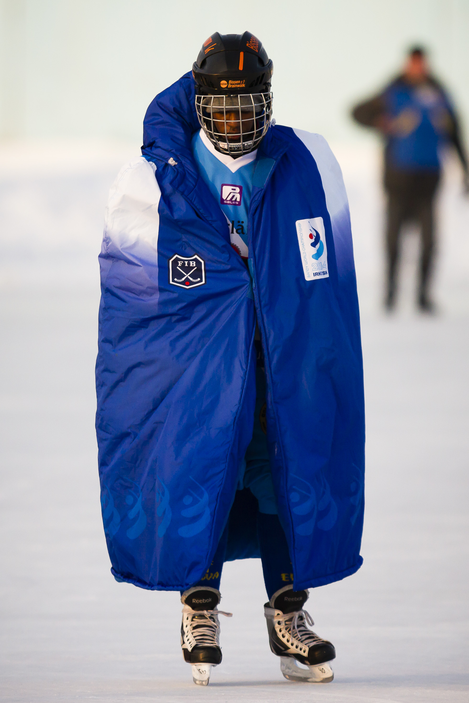 En somalisk spelare fryser på VM i Sibirien. 