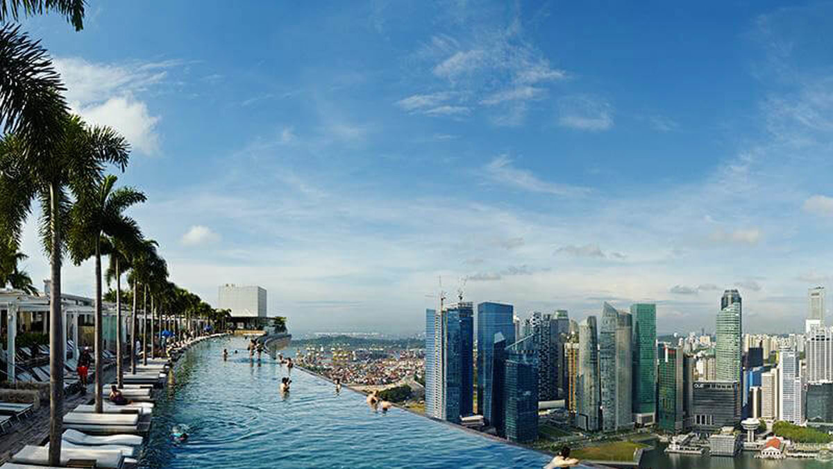 På lyxhotellet Marina Bay Sands i Singapore hittar du en av världens högsta och största infinity-bassäng. Poolen är runt 1,5 meter djup.
