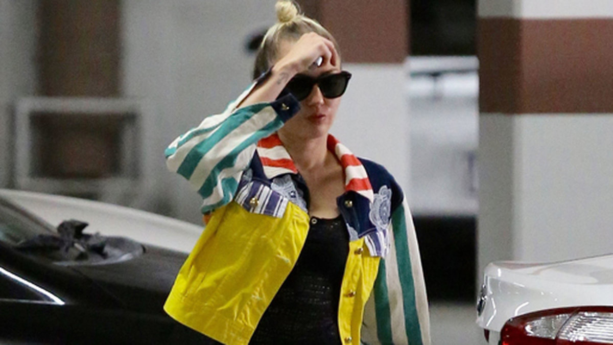 Miley Cyrus i färggrann jacka. 