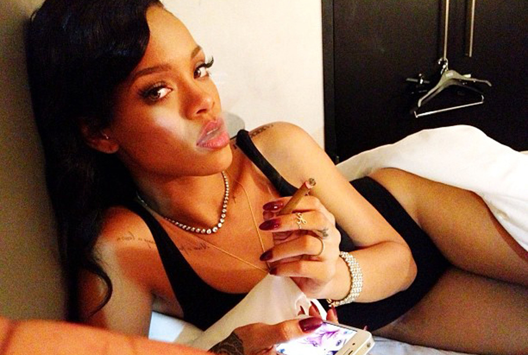 Rihanna röker i sängen. Rihanna röker i sängen.