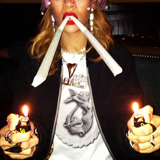 Rihanna Rihanna tänder på joints