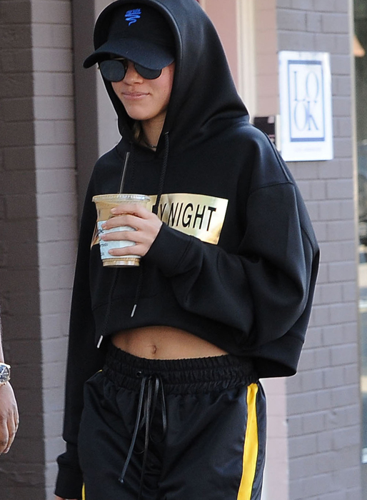 Sofia Richie sippar på lite flytande energi. Sofia Richie sippar på lite flytande energi.