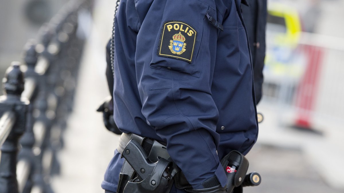 En man har förts till sjukhus efter skottlossning i Malmö.
