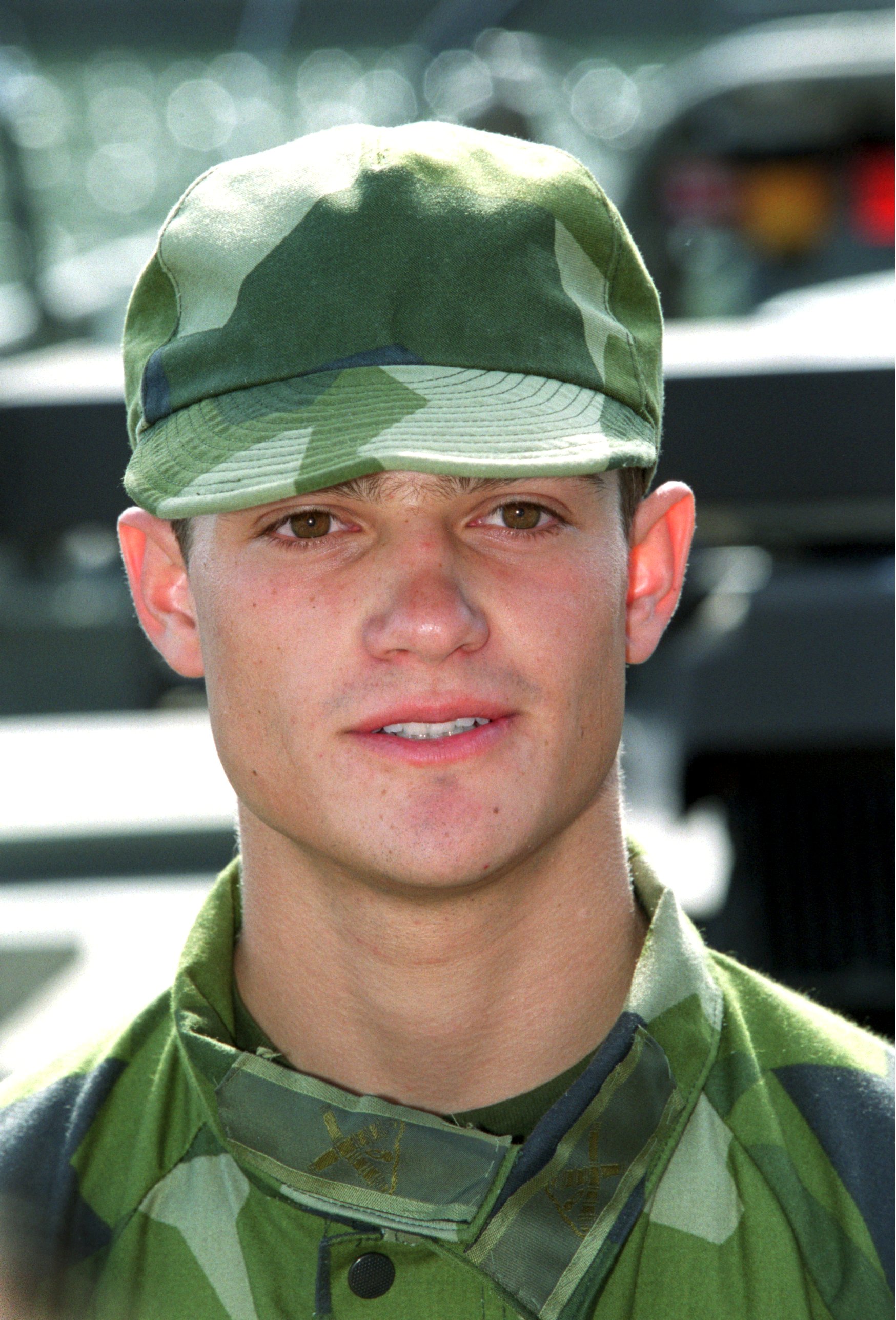 Han klär i militärkläder. Han klär i militärkläder.